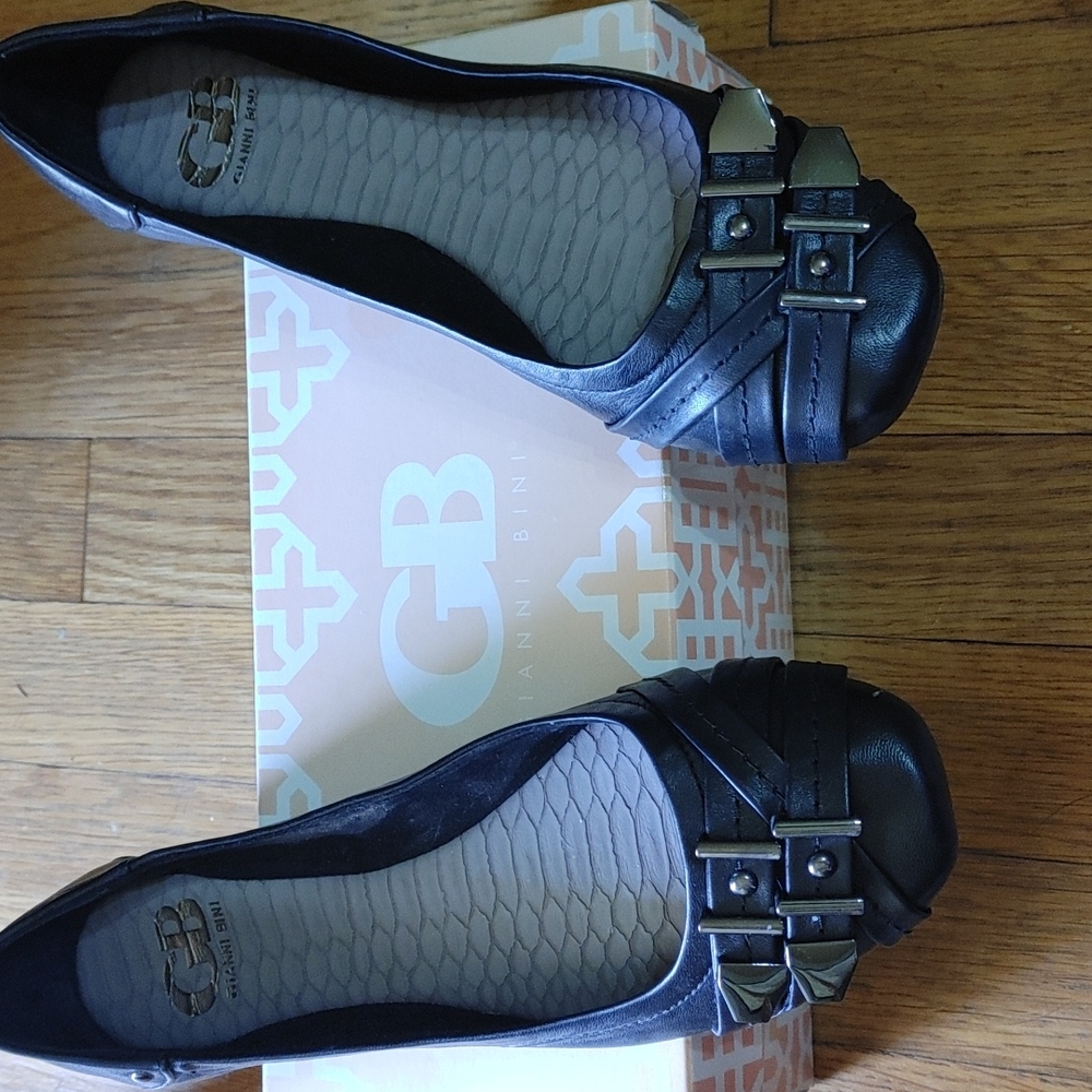 Size 7.5 Gianni Bini black flats